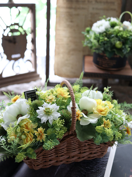 【送料無料・完成品】ラナンキュラスのバスケットアレンジ(YE&GR)