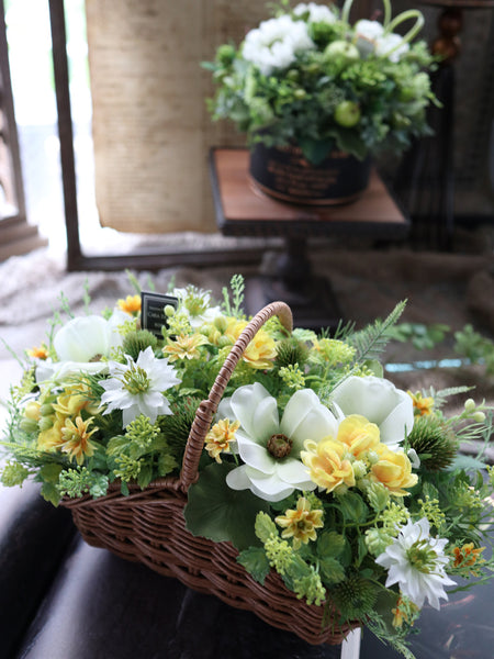 【送料無料・完成品】ラナンキュラスのバスケットアレンジ(YE&GR)