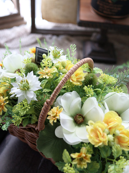 【送料無料・完成品】ラナンキュラスのバスケットアレンジ(YE&GR)