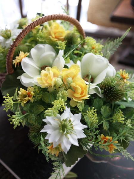 【送料無料・完成品】ラナンキュラスのバスケットアレンジ(YE&GR)