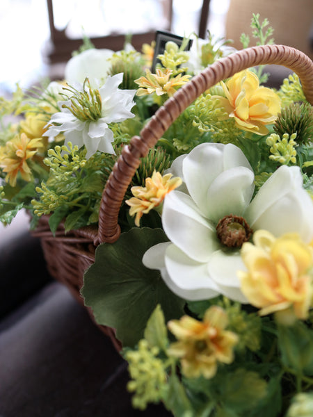 【送料無料・完成品】ラナンキュラスのバスケットアレンジ(YE&GR)