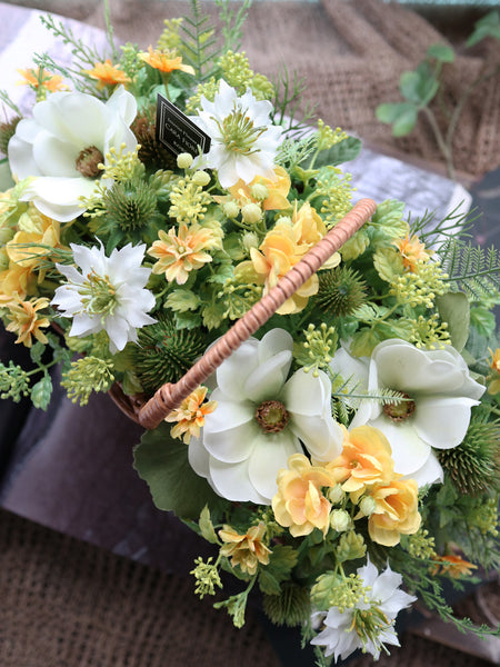 【送料無料・完成品】ラナンキュラスのバスケットアレンジ(YE&GR)