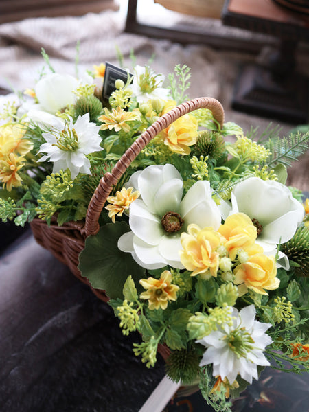 【送料無料・完成品】ラナンキュラスのバスケットアレンジ(YE&GR)