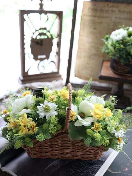 【送料無料・完成品】ラナンキュラスのバスケットアレンジ(YE&GR)